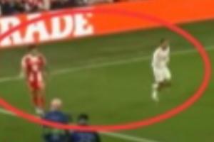 有点无语?阿诺德踩掉迪亚斯的鞋还一脚踢进场，，，，迪亚斯摊手不解_24直播网