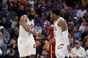 哈登：米切尔对角逐的热爱是骨子里的 他想赢我也想赢！_24直播网