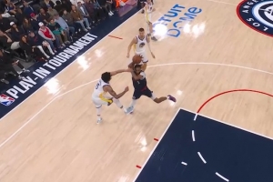 希望没事！小德里克·琼斯被桑托斯勾到腿 坚持罚完球后回易服室_24直播网