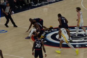 马瑟林坐在库里身上抢球导致库里失误 库里起死后只点了颔首_24直播网