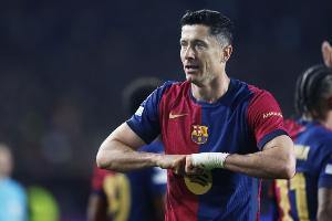 罗马诺：莱万不满巴萨让自己大幅降薪 其经纪人将赞成甲豪门谈判_24直播网