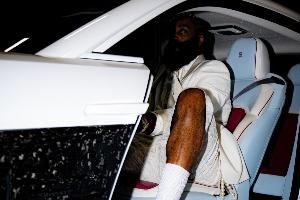 ?这谁顶得住。」登全白西装领结配短裤球鞋驾驶大劳进入球馆！_24直播网