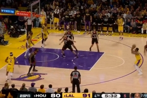 开张了！斯玛特掷中个人本场首记三分 压制火箭反扑势头_24直播网