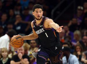 独木难支！布克17中8拿到23分6板2助&4前场板 被疯狂包夹针对_24直播网