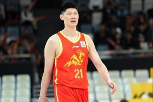 媒体人：胡金秋赛后膝盖缠着厚厚的冰袋 看起来问题不算大_24直播网