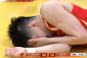 朱俊龙防守迪亚洛犯规但被后者附加行动击中倒地 裁判没吹罚_24直播网