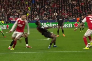 马丁内利带球突入禁区！因卡皮耶得球小角度敲门太正！_24直播网