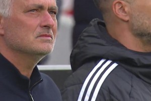 铁汉柔情！在为老同伴西尔维诺·卢罗默哀时，，，，，，穆里尼奥动情落泪_24直播网