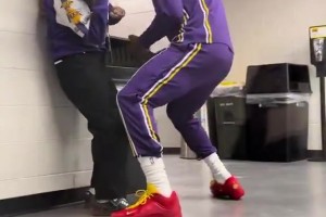 老头可太逗了！?老詹赛前竟在球员通道“拳击”女摄影师_24直播网