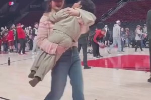 混得很熟了?杨瀚森女友抱着利拉德儿子在场边转圈圈~_24直播网