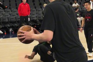 【瀚森赛前热身撞翻教练】这实力提升显著！_24直播网