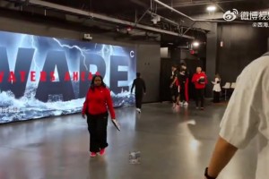 在聊啥呢？？杨瀚森赛后跟开拓者总司理克罗宁交流！_24直播网