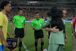 巴西女足传奇玛塔认真抛硬币开球，，，，，和莫德里奇、马基友好拥抱_24直播网