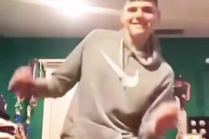 你敢信这小子未来是NBA前板怪兽?早期克林根也是逗比属性啊_24直播网