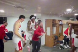 混音黑七乐成！赛后队员们给主教练疯狂泼水，，，，，小杨也泼了两次?_24直播网