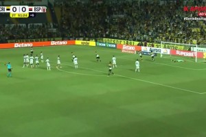 巅峰C罗附体！巴乙球员远距离电梯球绝杀?_24直播网