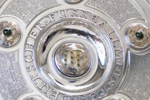 德甲冠军沙拉盘再次扩容！拜仁今夜夺冠在望_24直播网