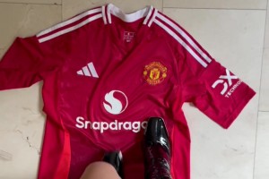 切尔西成人女星粉丝践踏曼联球衣引发众怒?_24直播网