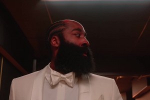 白色圣骑！登哥抵达球馆?白色西装+劳斯莱斯太帅了！_24直播网