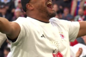 提前四轮夺冠！孔帕尼在赢得德甲冠军后激动不已?_24直播网