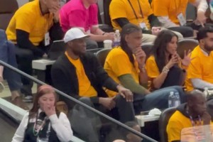 邓肯和水师上将身着主场统一T恤，，在场边看得津津有味_24直播网