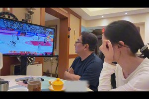 老丈人给女婿加油！前天福建逆转广东，，水均益和女儿一起在电视机前看邹阳角逐_24直播网