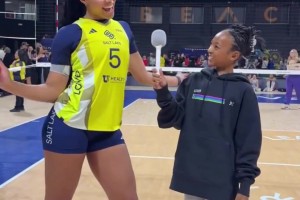 自信大方！詹姆斯女儿小朱莉化身采访员！_24直播网