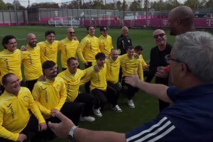 诙谐?梵蒂冈国家队穿黄色队服会见拜仁，，，，，，孔帕尼：这不是多特吧_24直播网