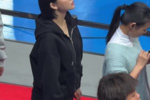 伍总在拿都是焦点！ 兰兰的气质照旧依旧那么好！_24直播网